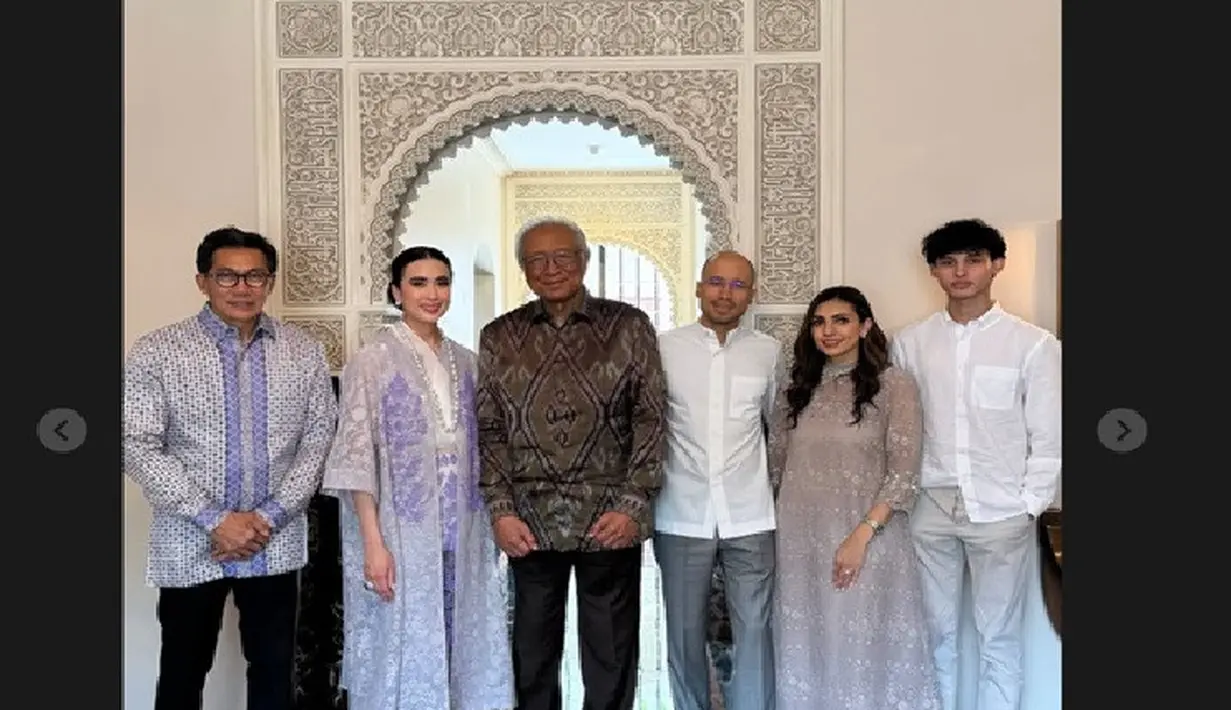 Menpar Widiyanti Putri Wardhana dan keluarga besar merayakan hari lebaran. (dok. Insta Story @widi.wardhana)