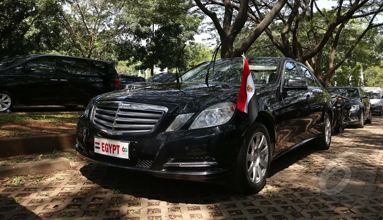 Mobil untuk delegasi peserta peringatan Konferensi Asia-Afrika (KAA) dari Mesir telah disiapkan di halaman parkir depan Balai Sidang Jakarta Convention Center (JCC), Jakarta, Senin (20/4/2015). (Liputan6.com/Herman Zakharia)