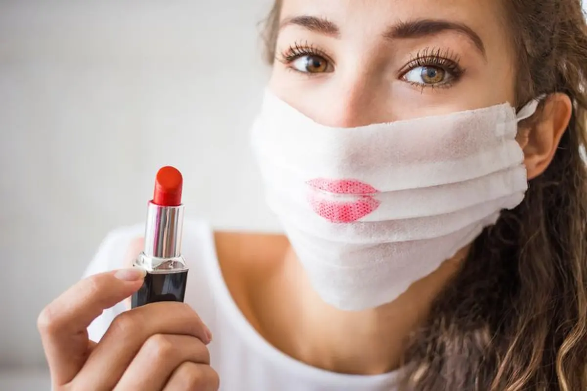 Lipstik di balik masker