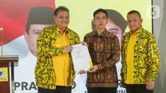 Ketua Umum Partai Golkar Airlangga Hartarto (kiri) didampingi Sekjen Lodewijk Freidrich Paulus (kanan) menyerahkan surat keputusan Rapimnas ke-2 Partai Golkar kepada Wali Kota Solo Gibran Rakabuming Raka di Kantor DPP Partai Golkar, Jakarta, Sabtu (21/10/2023). (Liputan6.com/Angga Yuniar)