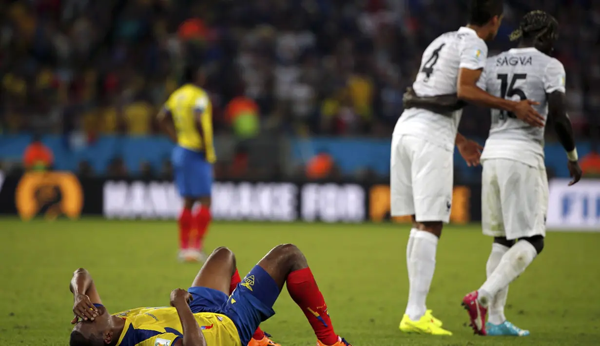 Gelandang Timnas Ekuador, Oswaldo Minda, terkapar saat gagal meraih poin penuh di laga penyisihan Piala Dunia 2014 Grup E kontra Perancis di Stadion Maracana, Rio de Janeiro, (26/6/2014). (REUTERS/Sergio Moraes)