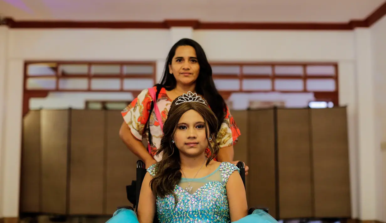 Juleydi Castillo bersama ibunya bersiap mengikuti perayaan ulang tahun massal untuk pasien kanker di Managua, Nikaragua, Sabtu (21/10). Para perempuan penderita kanker yang kurang beruntung secara ekonomi merayakan ultah mereka ke-15. (INTI OCON/AFP)