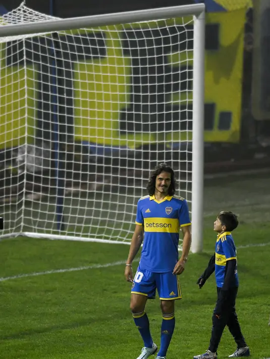 Sebelumnya, Cavani pernah membela Palermo, Napoli, Paris Saint-Germain, dan Manchester United.