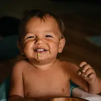 Melempar makanan juga bisa menjadi bentuk komunikasi non-verbal bayi. Sebelum mereka mampu berbicara, bayi mungkin melempar makanan untuk memberi tahu bahwa mereka sudah kenyang, tidak menyukai makanan yang disajikan, atau bahkan hanya bosan. / Photo by Derek Owens on Unsplash.