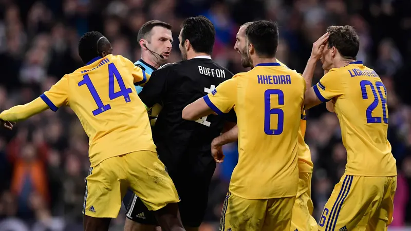 Gianlugi Buffon Semprot Wasit Michael Oliver