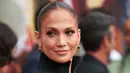 <p>Gaun tersebut memiliki korset zip-up hitam ramping yang terbuat dari bahan scuba dan kesan sporty dari atasan bergaya wetsuit dikontraskan dengan rok maxi satin peach yang cantik, yang memiliki train panjang yang mengalir. (Phillip Faraone/Getty Images/AFP)</p>