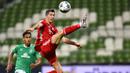 Striker Bayern Munchen, Robert Lewandowski, mengontrol bola saat melawan Werder Bremen pada laga Bundesliga di Weserstadion, Bremen, Selasa (16/6/2020). Bayern Munchen menang dengan skor 1-0 atas Werder Bremen. (AP/Martin Meissner)