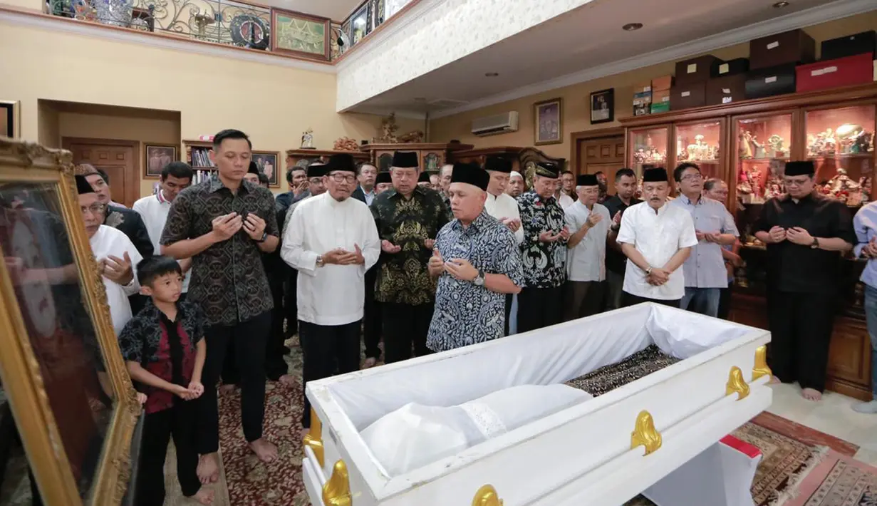 Suasana saat jenazah Ibunda Presiden ke-6 Susilo Bambang Yudhoyono, almarhumah Siti Habibah, disemayamkan di rumah duka Puri Cikeas, Bogor, Jawa Barat, Jumat (30/8/2019). Ibunda SBY, Siti Habibah wafat di tengah perawatan yang dijalani di RS Mitra Keluarga Cibubur. (Liputan6.com/HO/Anung Aninditio)