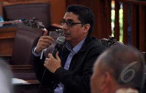 Kuasa hukum Budi Gunawan bertanya kepada Zainal Arifin Mochtar di praperadilan Budi Gunawan. Zainal dihadirkan menjadi saksi ahli oleh kuasa hukum KPK, Pengadilan Negeri Jakarta Selatan, Jumat (13/2/2015). (Liputan6.com/Johan Tallo)