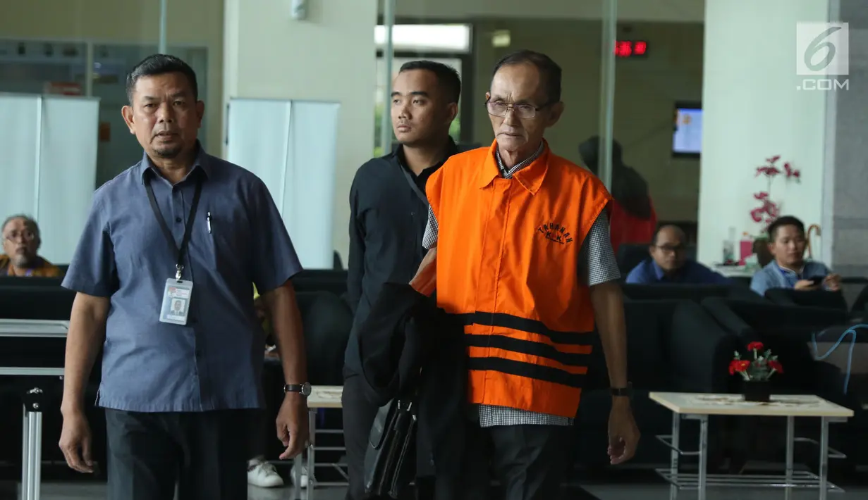Mantan anggota DPRD Sumut 2009-2014, Elezaro Duha (kanan) usai menjalani pemeriksaan di Gedung KPK, Jakarta, Selasa (7/8). Elezaro Duha merupakan tersangka penerima suap dari mantan Gubernur Sumut, Gatot Pujo Nugroho. (Liputan6.com/Helmi Fithriansyah)