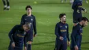 Penyerang Portugal Joao Felix (kedua kiri) dan rekan satu timnya menghadiri sesi latihan  jelang menghadapi Timnas Nigeria di Lisbon, Rabu (16/11/2022). Cristiano Ronaldo diketahui absen dari sesi latihan bersama skuad Portugal  menjelang Piala Dunia 2022. (CARLOS COSTA / AFP)
