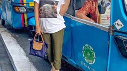 Meskipun dapat uang jatah bulanan Rp 200 juta, Ussy Sulistiawaty tak malu untuk tetap belanja ke pasar. Hal ini ia ungkapkan melalui akun Instagramnya beberapa waktu lalu. Ia tampil apa adanya naik bajaj ke pasar, banjir pujian. (Liputan6.com/IG/@ussypratama)