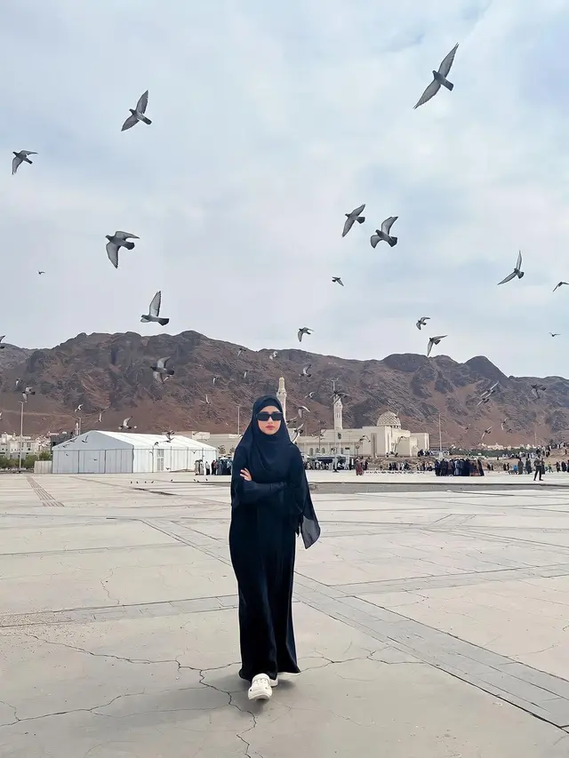 6 Pilihan Outfit Fuji saat Berangkat Umrah, Anggun dalam Balutan Hijab dan Gamis