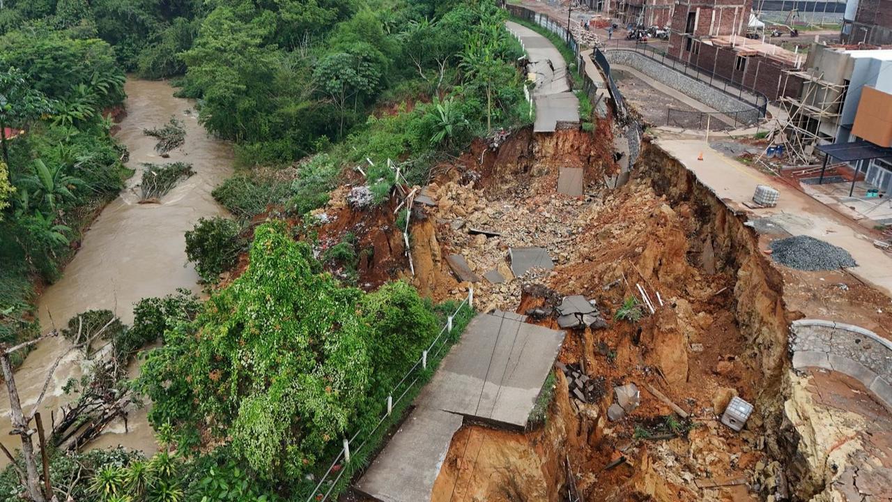 FOTO: Kondisi Terkini Jalan Penghubung Tangerang-Bogor Terputus Akibat Longsor 15 Meter