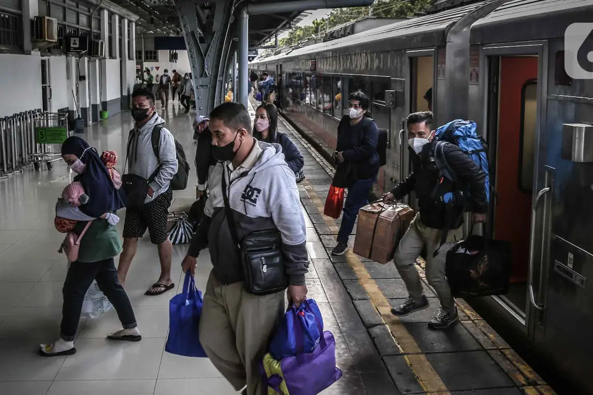 Arus Balik Mudik Lebaran 2022 di Stasiun Pasar Senen Mulai Ramai
