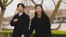 Ok Taecyeon nampak padukan kemeja putih dengan jaket dan long coat hitam. Dipadu dengan celana dan sepatu pantofel [@thebestphotoparis]