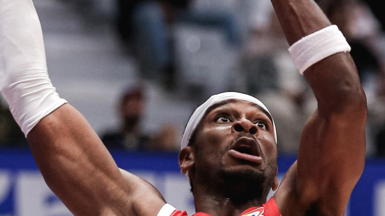 Aksi pebasket Kanada, Shai Gilgeous-Alexander saat berusaha mencetak poin pada laga kedua Grup H Piala Duni FIBA 2023.
