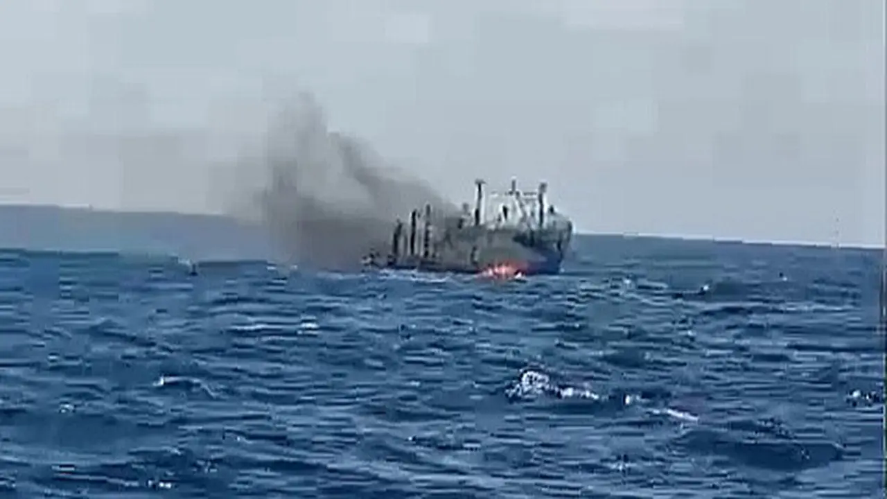 Tangkapan layar rekaman kapal nelayan terbakar di tengah laut di perairan Tanggamus, Lampung