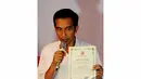 Jokowi memperlihatkan surat dukungan PKPI terhadap dirinya di Menteng, Jakarta Pusat, Kamis (22/5/2014) (Liputan6.com/Andrian M Tunay).