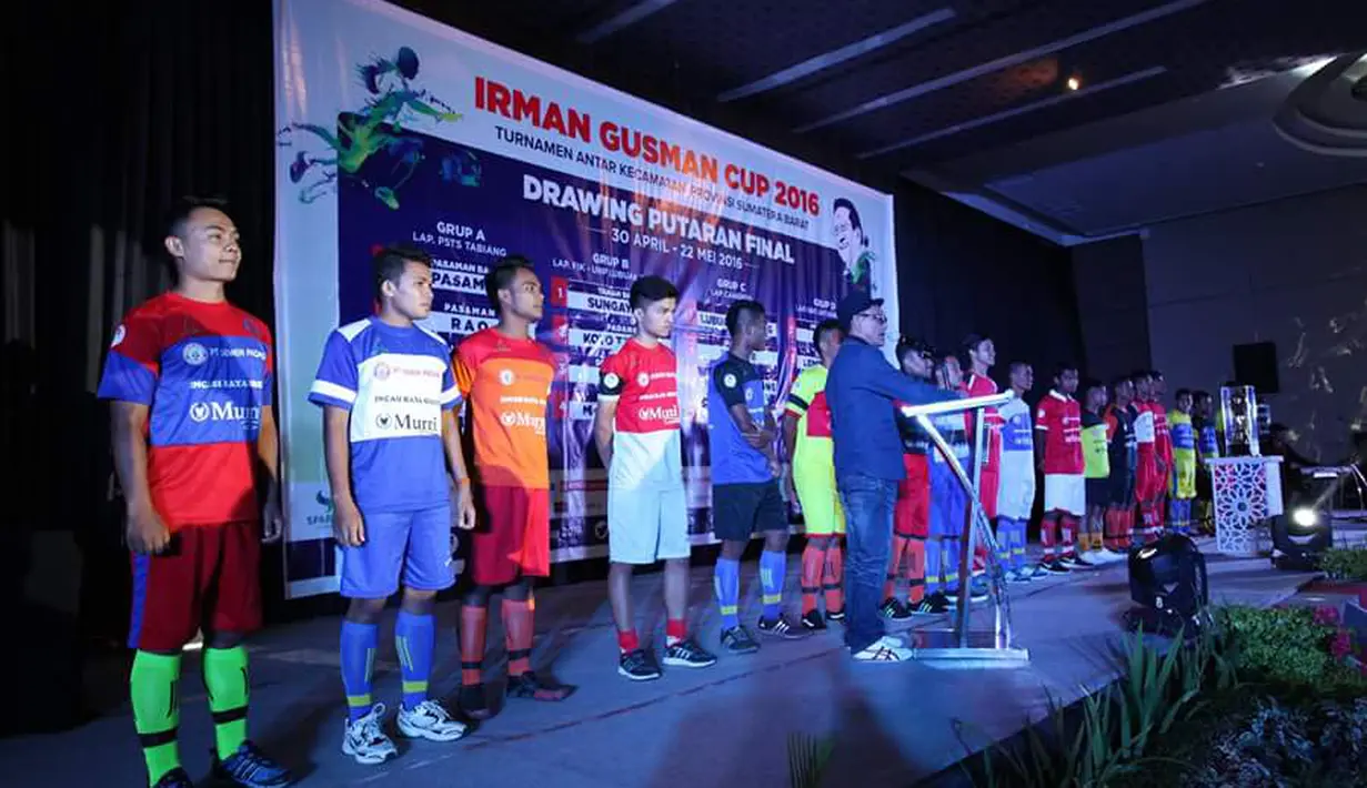 Ketua Pelaksana IGC 2016 Hardimen Koto (depan) memberikan sambutan saat drawing putaran Final Irman Gusman Cup 2016 di Hotel Mercure, Padang, Sumatera Barat. (Bola.com/SPARTAN Enterprise)