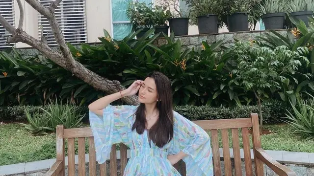 Inspirasi Gaya Sarah Menzel Kekasih Azriel