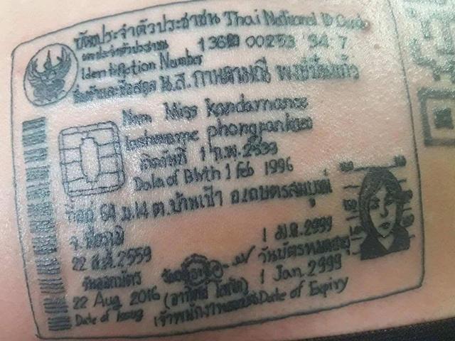 Tatp KTP dan barcode identitas di punggung | Copyright by Facebook.com/Saksit Chantawong