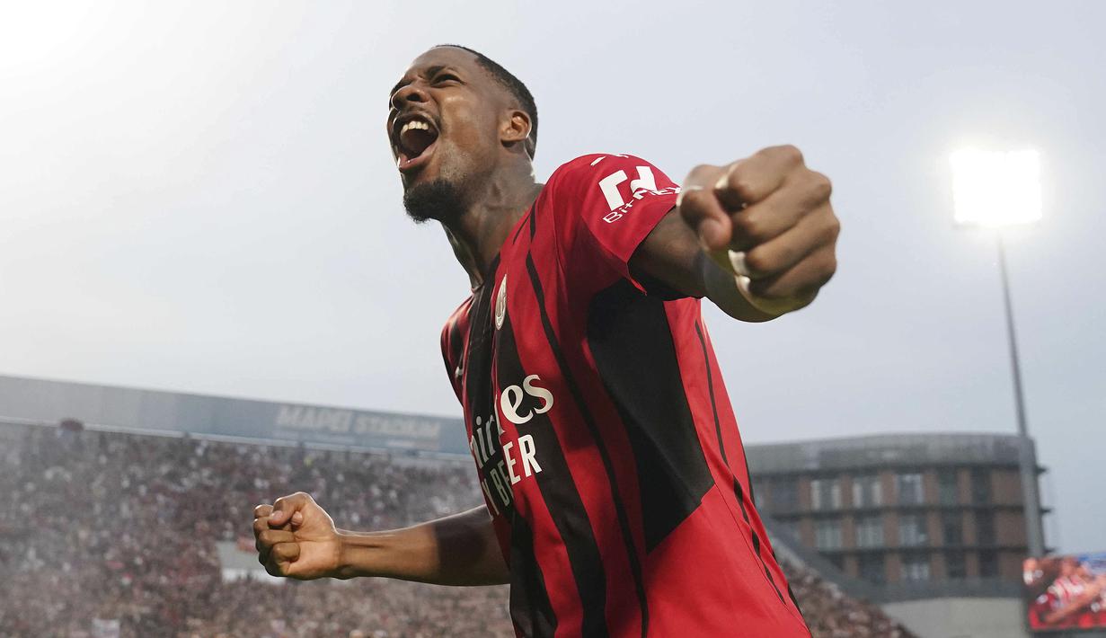 Mike Maignan terpilih sebagai kiper terbaik di Serie A pada musim ini. Ia berhasil mencatatkan 17 clean sheet dalam 32 pertandingan dan meraih scudetto bersama AC Milan musim 2021/2022. Sebelumnya, kiper jebolan akademi PSG tersebut juga berhasil membawa Lille menjuarai Ligue 1 2020/2021. (LaPresse via AP/Spada)