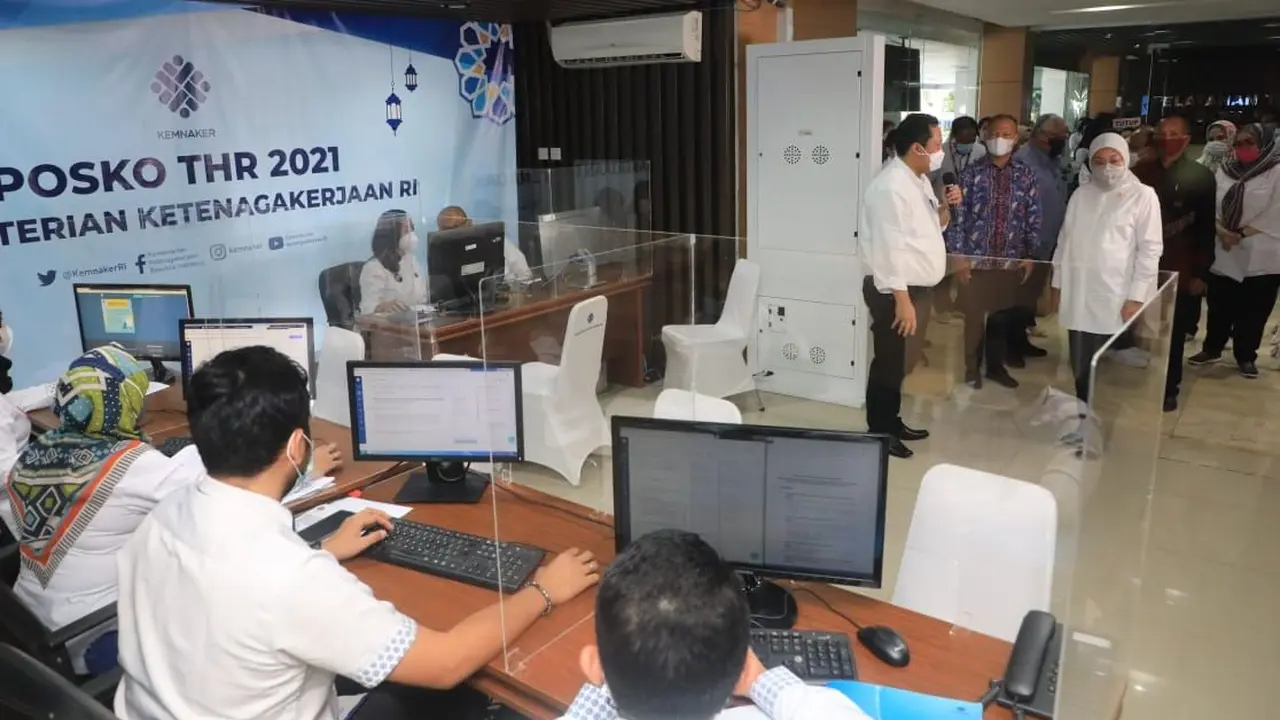 Menaker Ida Fauziyah meninjau Posko THR di Kantor Kementerian Ketenagakerjaan, Jakarta, Minggu (25/4/2021). (Foto: Kemnaker)