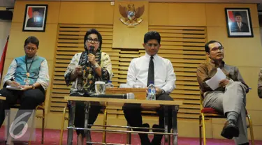 Pimpinan KPK (kedua kiri) Basaria Panjaitan memberikan penjelasan kepada wartawan tentang isue-isue terkini yang tengah dan akan dilanjutkan penangannya oleh KPK, di Gedung KPK, Jakarta, Selasa (15/11). (Liputan6.com/Helmi Affandi)