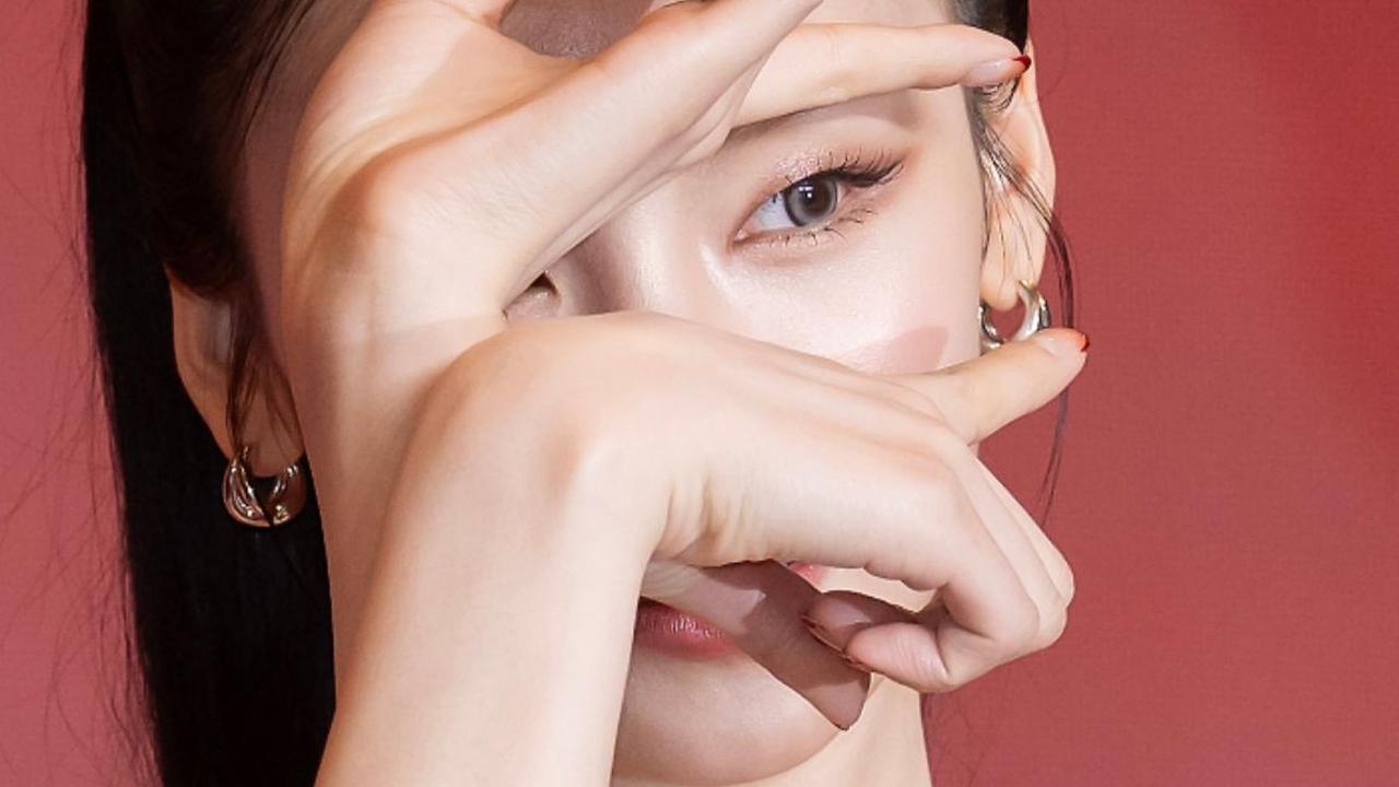 7 Potret Yeji ITZY Debut Solo dengan Album 'AIR', Visualnya di Konferensi Pers Bikin Terpukau