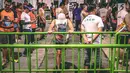 Peserta pemanasan sebelum mengikuti Jakarta Marathon 2018 di Gelora Bung Karno, Jakarta, Minggu (28/10). Sebanyak 12.500 pelari meramaikan Jakarta Marathon 2018, Memasuki tahun keenam, Jakarta Marathon yang di sponsori PLN. (Liputan6.com/Faizal Fanani)