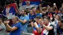 Suporter timnas basket Serbia menyemangati tim mereka yang sedang bertanding melawan Kanada dalam pertandingan semifinal Piala Dunia Bola Basket di Manila, Filipina, Jumat, 8 September 2023. (AP Photo/Aaron Favila)