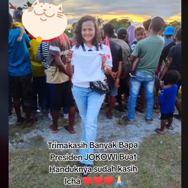 Viral Wanita Minta dan Dapat Handuk dari Jokowi Saat Main Sepak Bola di Papua