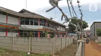 Tembok beton akses menuju rumah warga terlihat di kawasan Ciledug, Kota Tangerang, Banten, Senin (15/3/2021). Tembok beton sepanjang 300 meter dengan tinggi 2 meter serta dipasang kawat duri itu menutup akses menuju rumah dan tempat usaha milik warga. (Liputan6.com/Herman Zakharia)