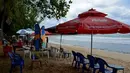 Vendor menyiapkan tempat duduk untuk wisatawan di pantai Kuta di pulau resor Bali (4/10/2021). Kebijakan diambil menyusul semakin turunnya kasus positif Covid-19 di Indonesia. (AFP/Sony Tumbelaka)