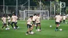 Pemain Timnas Wanita Indonesia saat  menggelar latihan sebelum menghadapi Timnas Singapura di Lapangan A Kompleks Gelora Bung Karno (GBK), Jakarta, Senin (27/5/2024). (Liputan6.com/Herman Zakharia)