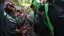 Terdakwa kasus dugaan korupsi pengadaan Chromebook di lingkungan Kemendikbudristek, Nadiem Anwar Makarim menangis bersama pendukungnya usai sidang vonis  di Gedung Pengadilan Tipikor, Jakarta Pusat, Selasa (30/6/2026). (Kapanlagi.com/ Budy Santoso)