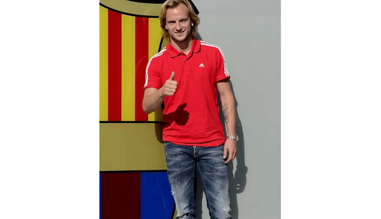 Pemain timnas Kroasia itu memang sudah dipastikan akan pindah dari Sevilla ke Barcelona pada bursa transfer kali ini, Spanyol, Senin (30/6/14). (AFP PHOTO/Josep Lago)