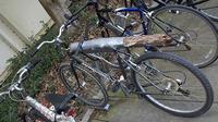 Cara nyeleneh perbaiki sepeda (Sumber:  imgur/FancyPineapple)