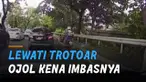 Nasib apes dialami oleh seorang driver ojol ketika berniat menghindari macet dan melewati jalur trotoar pejalan kaki.