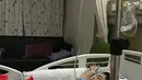 Empat foto dibagikan oleh Inul Daratista saat sedang di rumah sakit menunggu buah hatinya, Yusuf Ivander Damares yang sedang menjalani perawatan. (Instagram/inul.d)