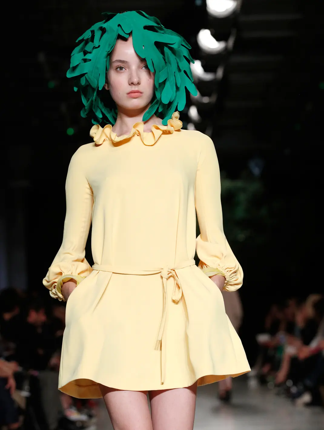 PHOTO: Ada Model dengan Rambut Daun Melenggang di Paris - Foto Liputan6.com