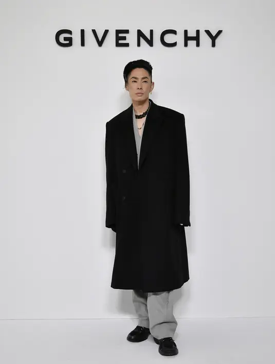 Vaness Wu tidak kalah swag dengan oversized look. Ia mengenakan long coat hitam dan oversized jeans abu-abu [Givenchy]