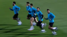 Para pemain Real Madrid melakukan pemanasan saat latihan di Abu Dhabi, Uni Emirat Arab, (14/12). Real Madrid akan bertanding melawan klub Brasil Gremio di pertandingan final Piala Dunia Klub 2017. (AP Photo / Hassan Ammar)