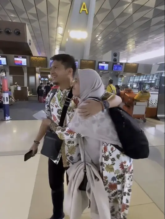 Melalui media sosialnya, pasangan ini membagikan perjalanannya menjalankan ibadah umrah bersama. Selama ini, keduanya sulit berangkat bersama saat menjalankan ibadah umrah. [Instagram/dhiniaminarti/dimasseto_1]