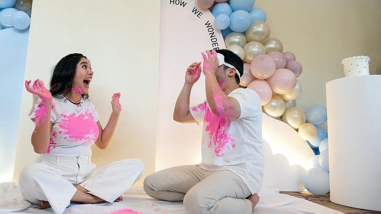 5 Potret Kemeriahan Gender Reveal Anak Ketiga Acha Sinaga, Penuh Haru Menanti Kelahiran Sang Putri