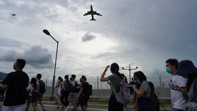 Jalan Diblokir Pendemo Hong Kong, Penumpang Berjalan Kaki ke Bandara