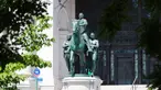 Patung Theodore Roosevelt di luar Museum Sejarah Alam Amerika di New York, AS (22/6/2020). Patung Theodore Roosevelt yang menunggangi seekor kuda tu akan dirobohkan, dengan alasan "menggambarkan hirarki rasial," menurut pihak museum. (Xinhua/Wang Ying)