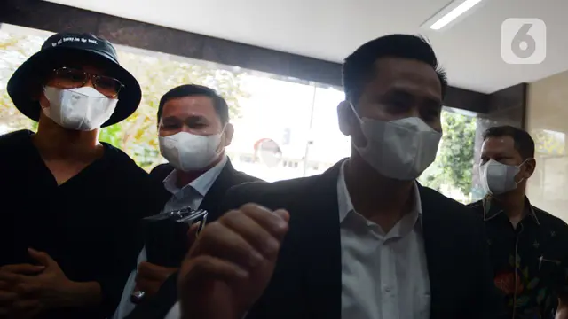 FOTO: Indra Kenz Jalani Pemeriksaan Kasus Dugaan Penipuan