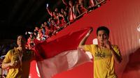 Ahsan/Hendra berkelilng menyambut penonton di Istora Gelora Bung Karno, Jakarta. Minggu (16/8/2015). (Bola.com/Arief Bagus)